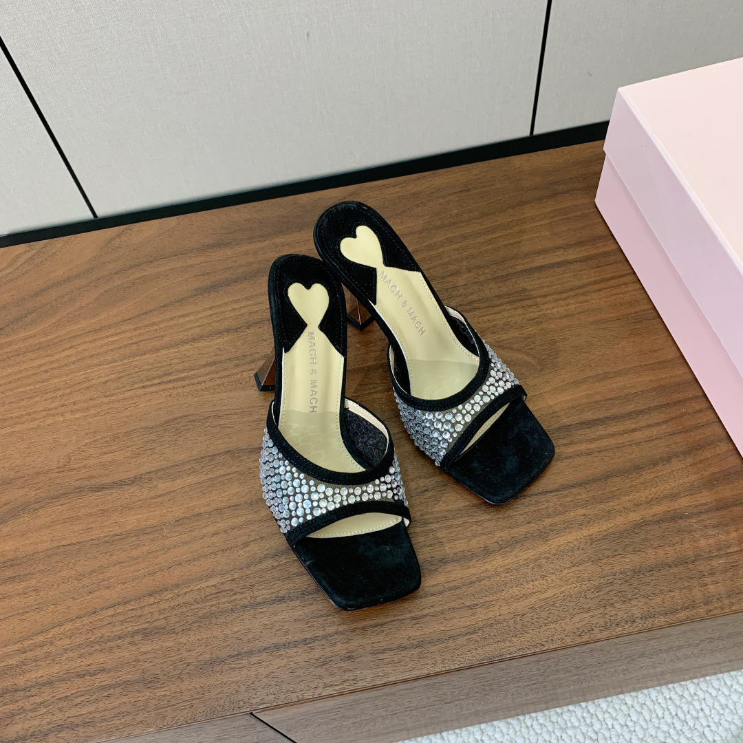 【Mach＆Mach】方头烫钻拖鞋。简约时尚。鞋面羊京、牛皮烫钻。羊皮内里及垫脚。真皮大底。跟高9.5c