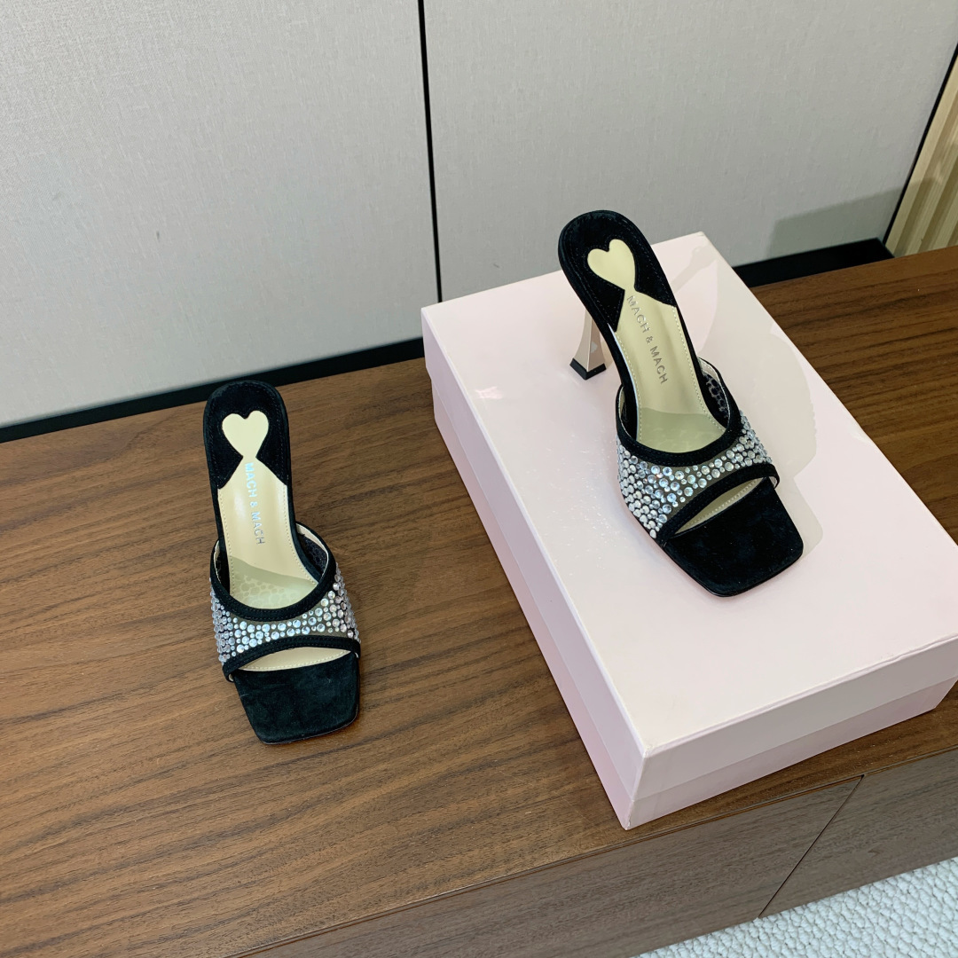 【Mach＆Mach】方头烫钻拖鞋。简约时尚。鞋面羊京、牛皮烫钻。羊皮内里及垫脚。真皮大底。跟高9.5c