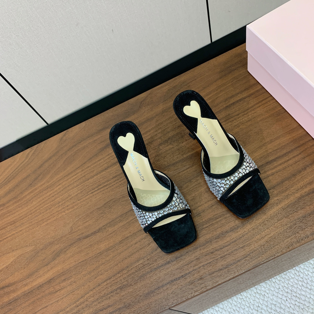 【Mach＆Mach】方头烫钻拖鞋。简约时尚。鞋面羊京、牛皮烫钻。羊皮内里及垫脚。真皮大底。跟高9.5c