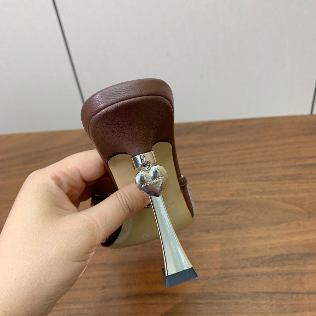【Mach＆Mach】方头烫钻拖鞋。简约时尚。鞋面羊京、牛皮烫钻。羊皮内里及垫脚。真皮大底。跟高9.5c