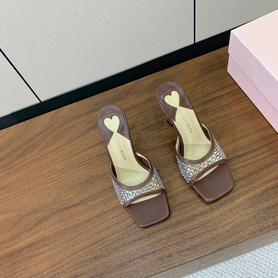 【Mach＆Mach】方头烫钻拖鞋。简约时尚。鞋面羊京、牛皮烫钻。羊皮内里及垫脚。真皮大底。跟高9.5c