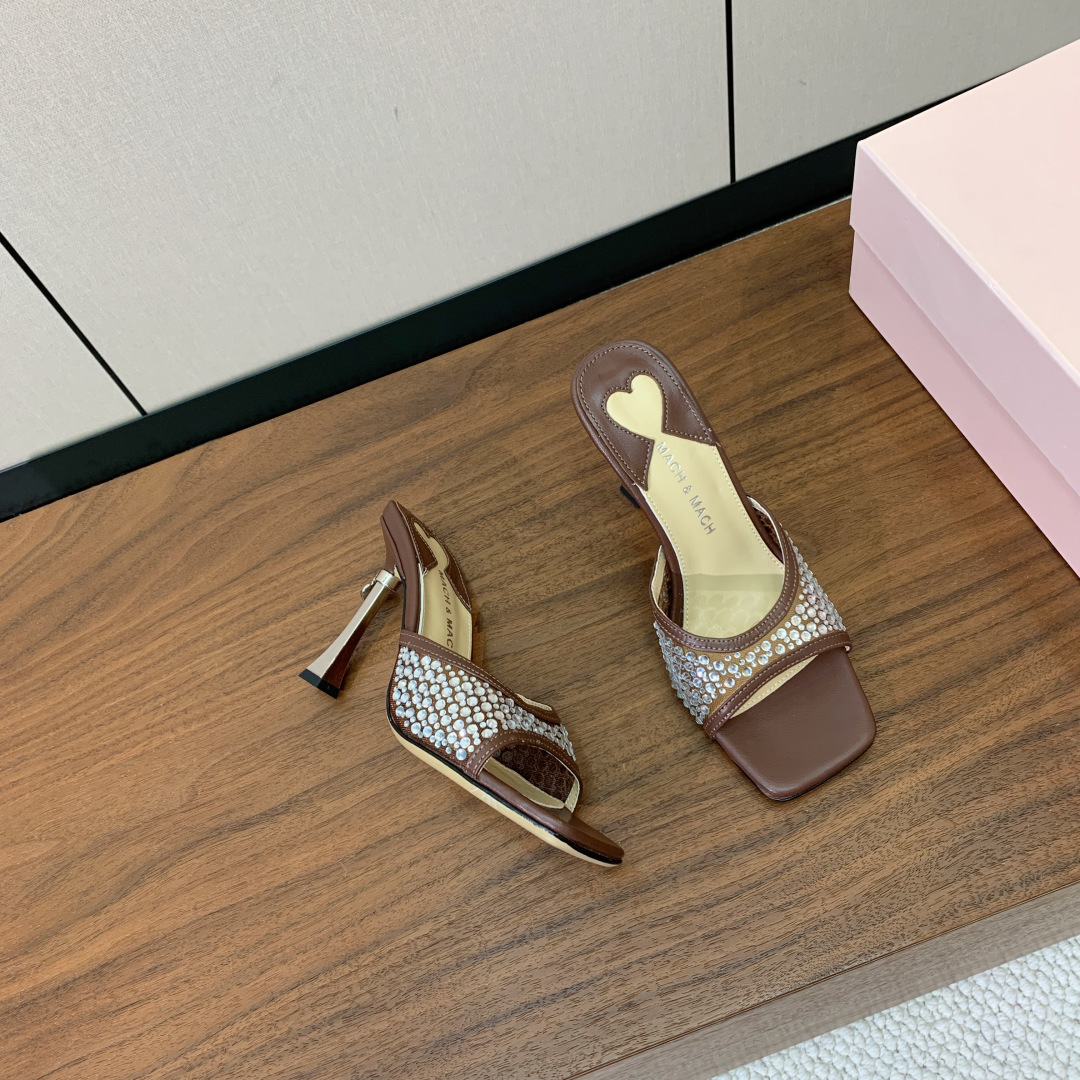 【Mach＆Mach】方头烫钻拖鞋。简约时尚。鞋面羊京、牛皮烫钻。羊皮内里及垫脚。真皮大底。跟高9.5c