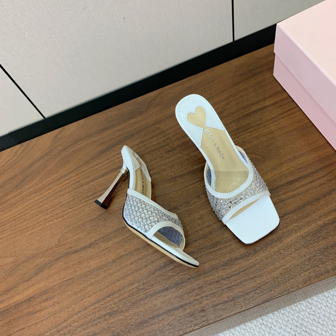 【Mach＆Mach】方头烫钻拖鞋。简约时尚。鞋面羊京、牛皮烫钻。羊皮内里及垫脚。真皮大底。跟高9.5c