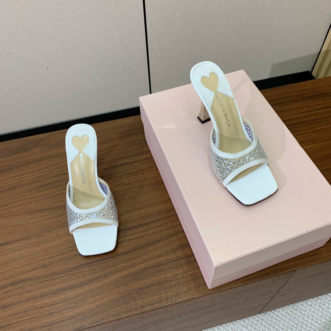 【Mach＆Mach】方头烫钻拖鞋。简约时尚。鞋面羊京、牛皮烫钻。羊皮内里及垫脚。真皮大底。跟高9.5c
