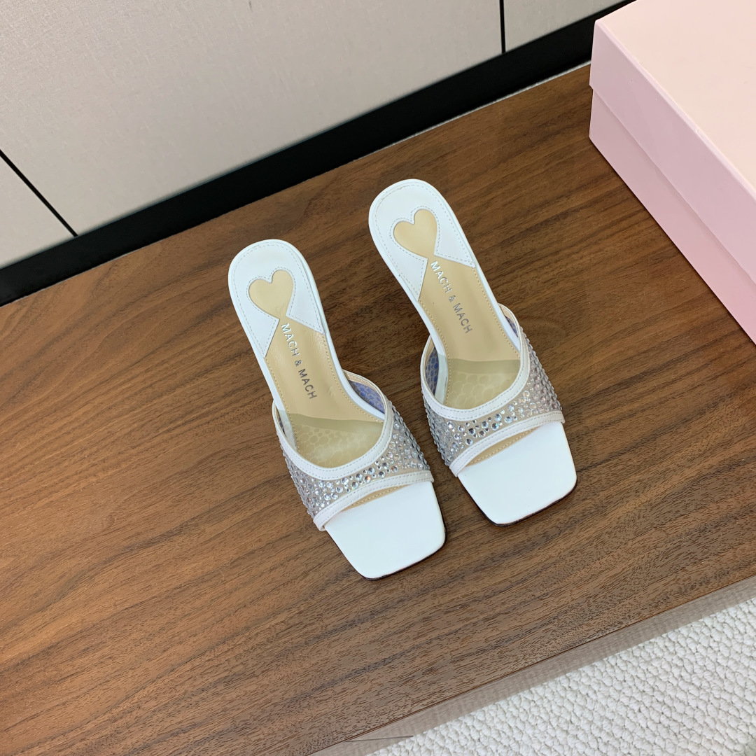 【Mach＆Mach】方头烫钻拖鞋。简约时尚。鞋面羊京、牛皮烫钻。羊皮内里及垫脚。真皮大底。跟高9.5c