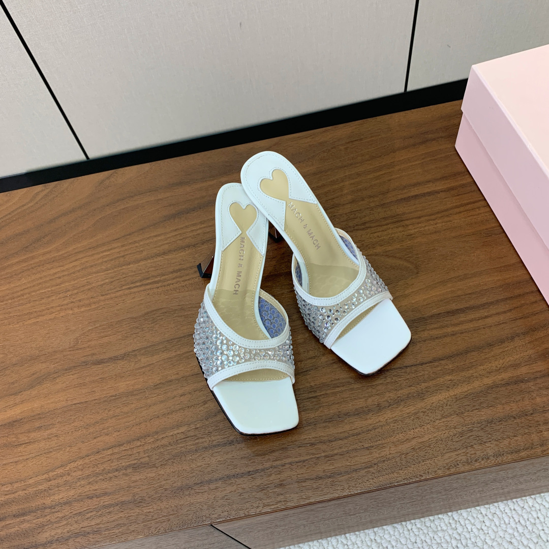 【Mach＆Mach】方头烫钻拖鞋。简约时尚。鞋面羊京、牛皮烫钻。羊皮内里及垫脚。真皮大底。跟高9.5c