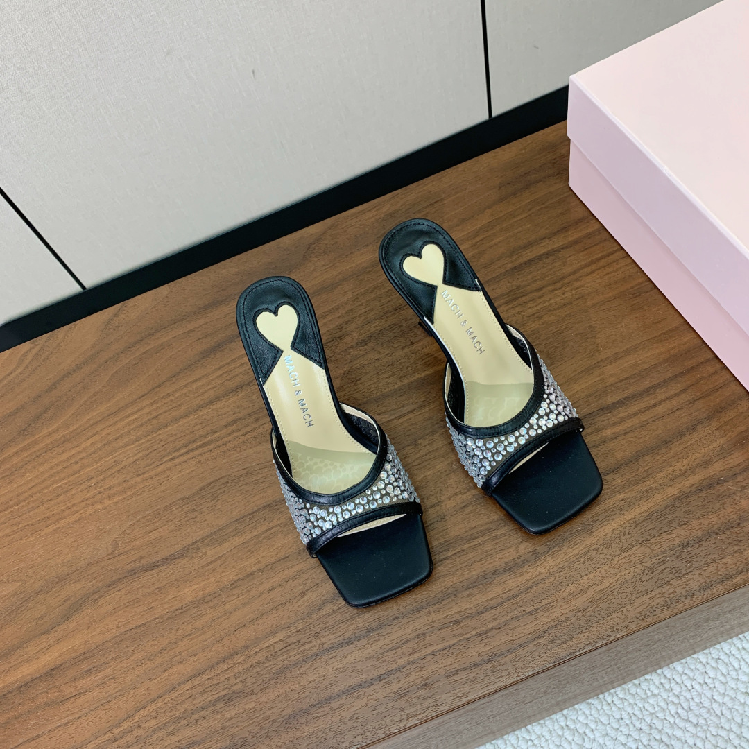 【Mach＆Mach】方头烫钻拖鞋。简约时尚。鞋面羊京、牛皮烫钻。羊皮内里及垫脚。真皮大底。跟高9.5c