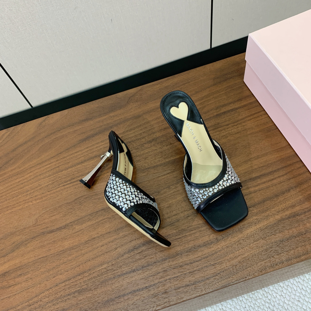 【Mach＆Mach】方头烫钻拖鞋。简约时尚。鞋面羊京、牛皮烫钻。羊皮内里及垫脚。真皮大底。跟高9.5c