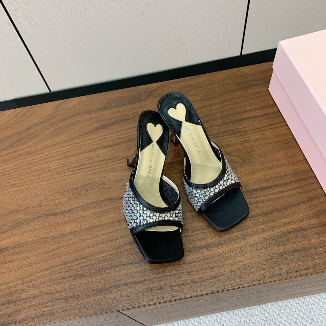 【Mach＆Mach】方头烫钻拖鞋。简约时尚。鞋面羊京、牛皮烫钻。羊皮内里及垫脚。真皮大底。跟高9.5c