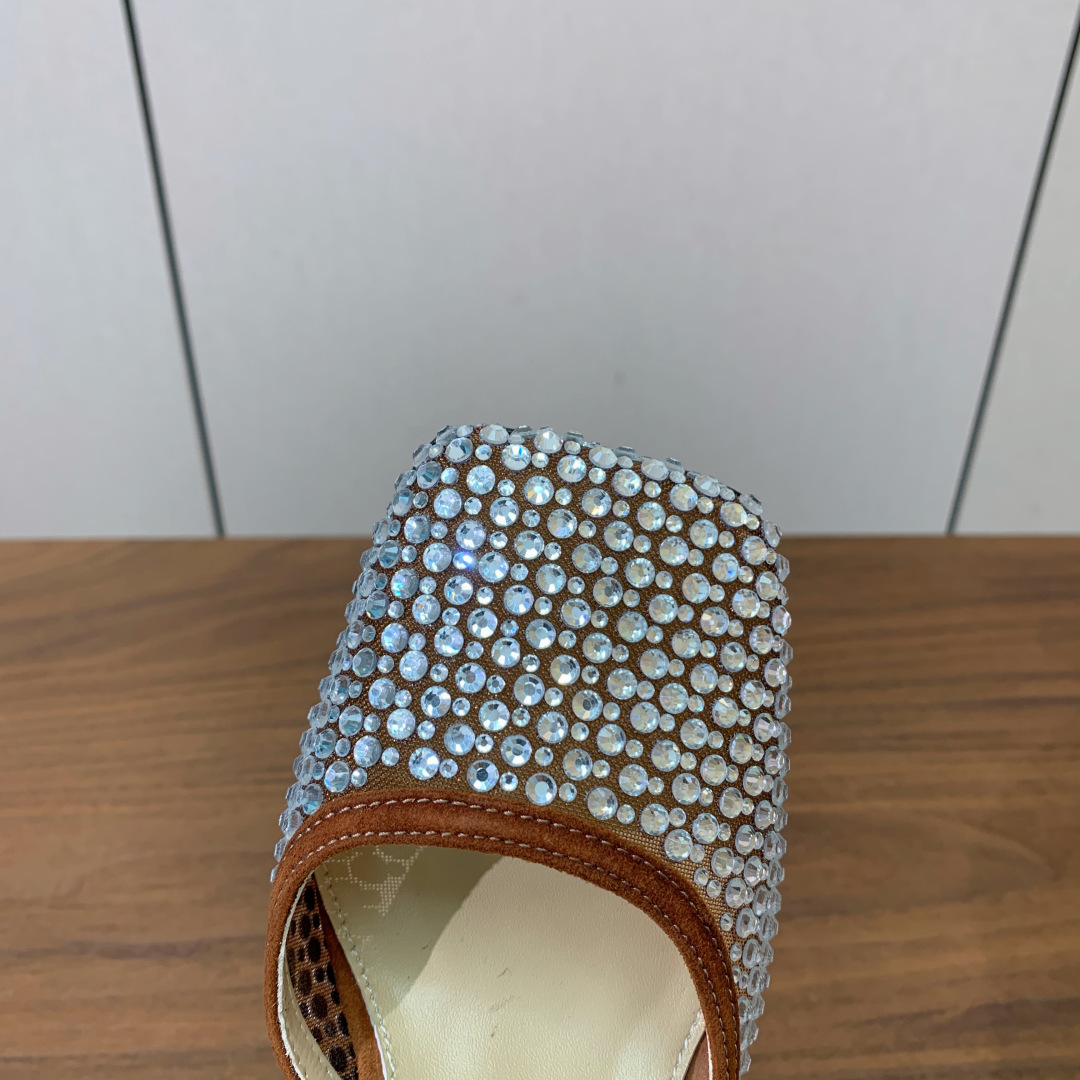 【Mach＆Mach】方头烫钻凉鞋。简约时尚。鞋面羊京、牛皮烫钻。羊皮内里及垫脚。真皮大底。跟高9.5c