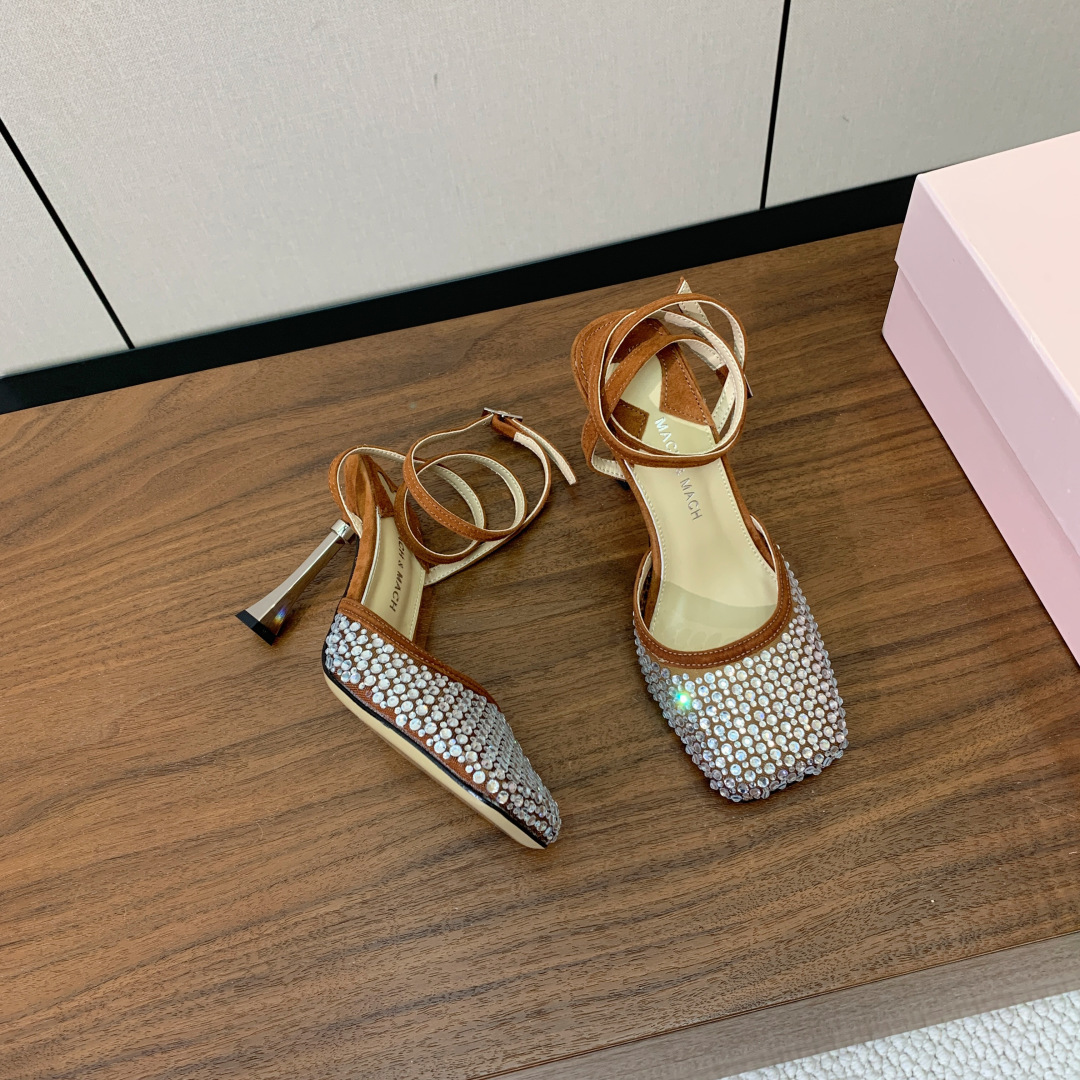 【Mach＆Mach】方头烫钻凉鞋。简约时尚。鞋面羊京、牛皮烫钻。羊皮内里及垫脚。真皮大底。跟高9.5c