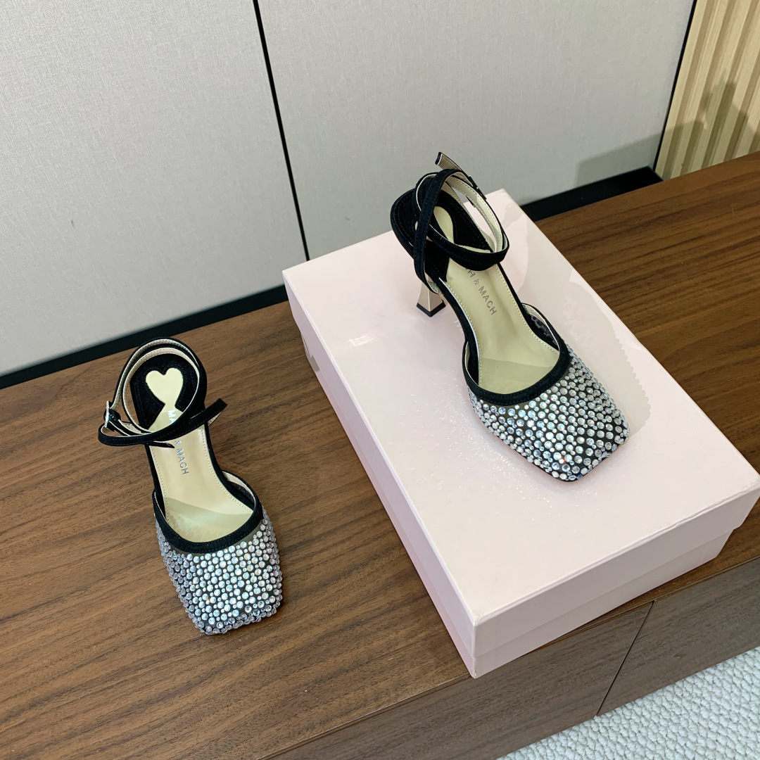 【Mach＆Mach】方头烫钻凉鞋。简约时尚。鞋面羊京、牛皮烫钻。羊皮内里及垫脚。真皮大底。跟高9.5c