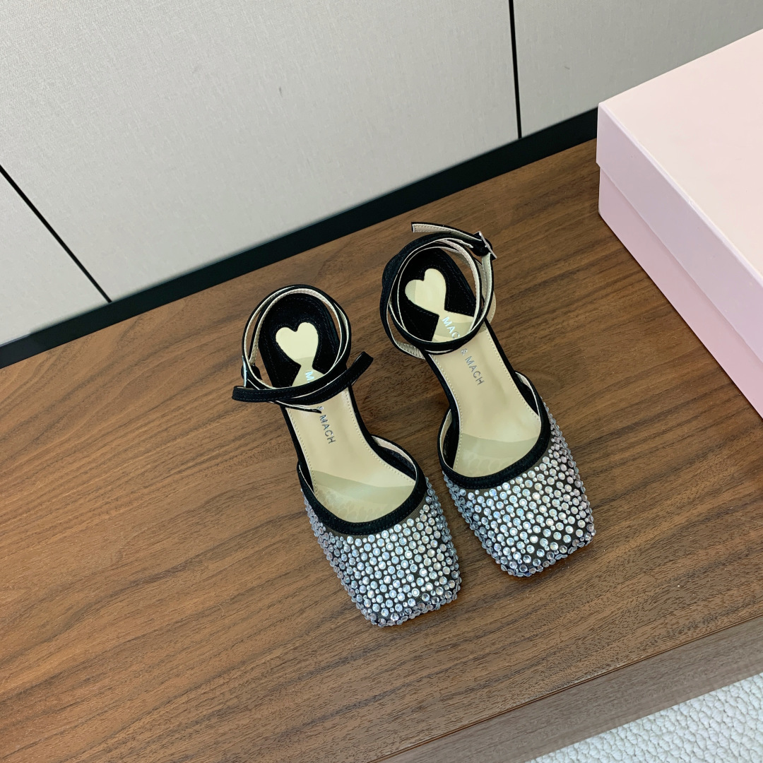 【Mach＆Mach】方头烫钻凉鞋。简约时尚。鞋面羊京、牛皮烫钻。羊皮内里及垫脚。真皮大底。跟高9.5c