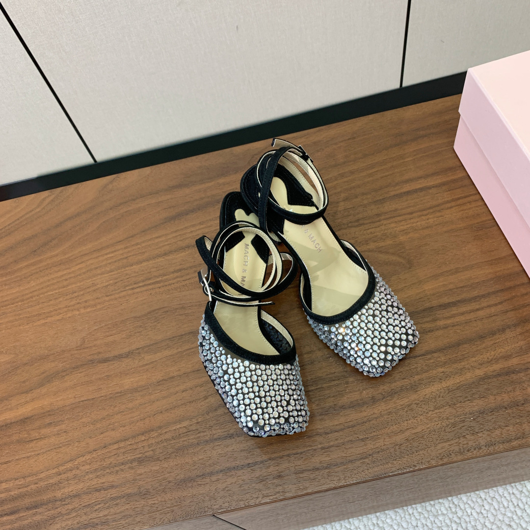 【Mach＆Mach】方头烫钻凉鞋。简约时尚。鞋面羊京、牛皮烫钻。羊皮内里及垫脚。真皮大底。跟高9.5c