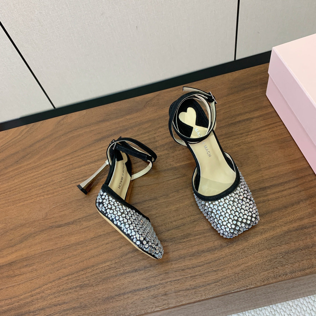【Mach＆Mach】方头烫钻凉鞋。简约时尚。鞋面羊京、牛皮烫钻。羊皮内里及垫脚。真皮大底。跟高9.5c