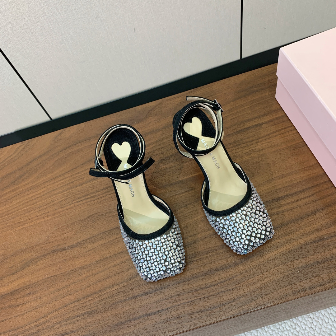 【Mach＆Mach】方头烫钻凉鞋。简约时尚。鞋面羊京、牛皮烫钻。羊皮内里及垫脚。真皮大底。跟高9.5c