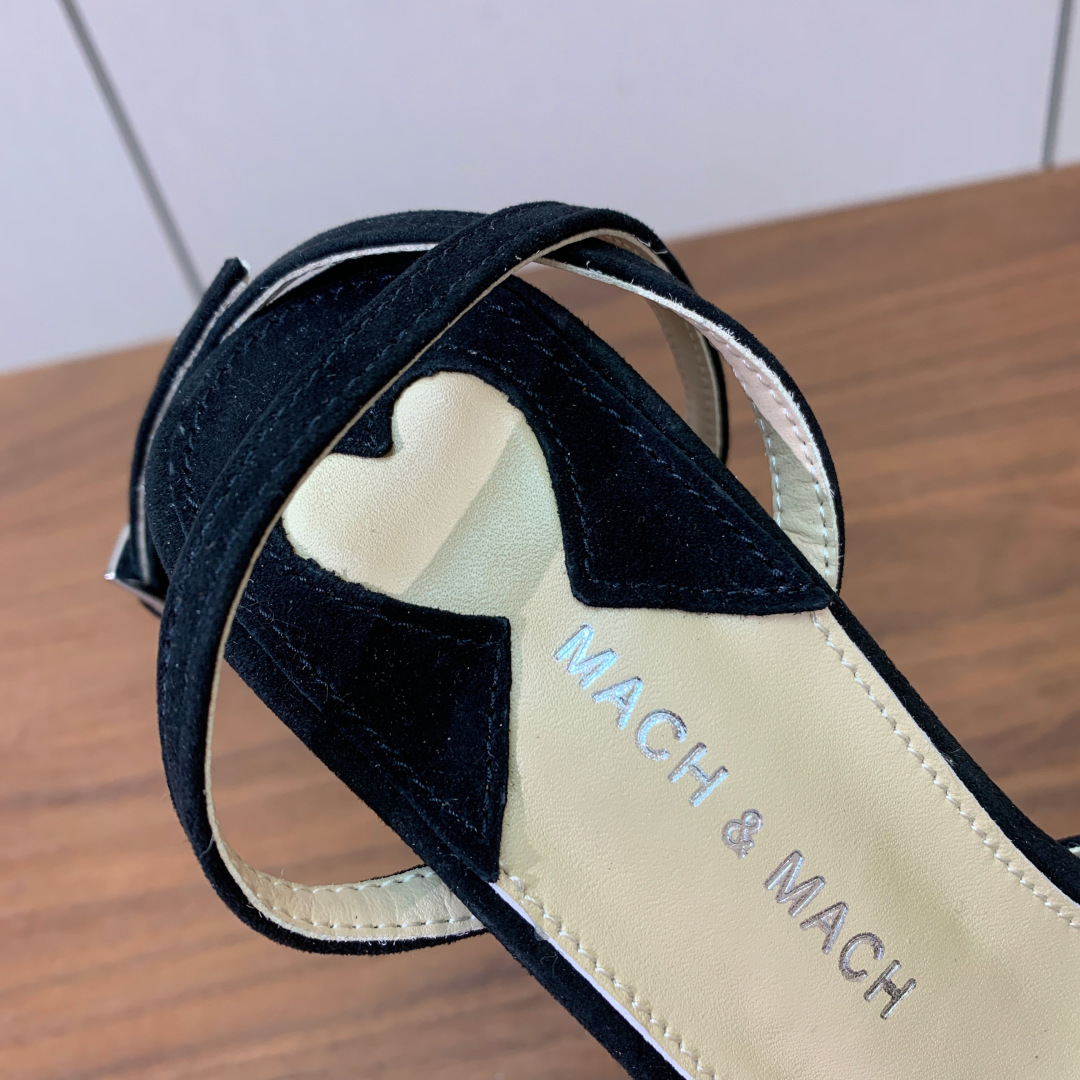 【Mach＆Mach】方头烫钻凉鞋。简约时尚。鞋面羊京、牛皮烫钻。羊皮内里及垫脚。真皮大底。跟高9.5c