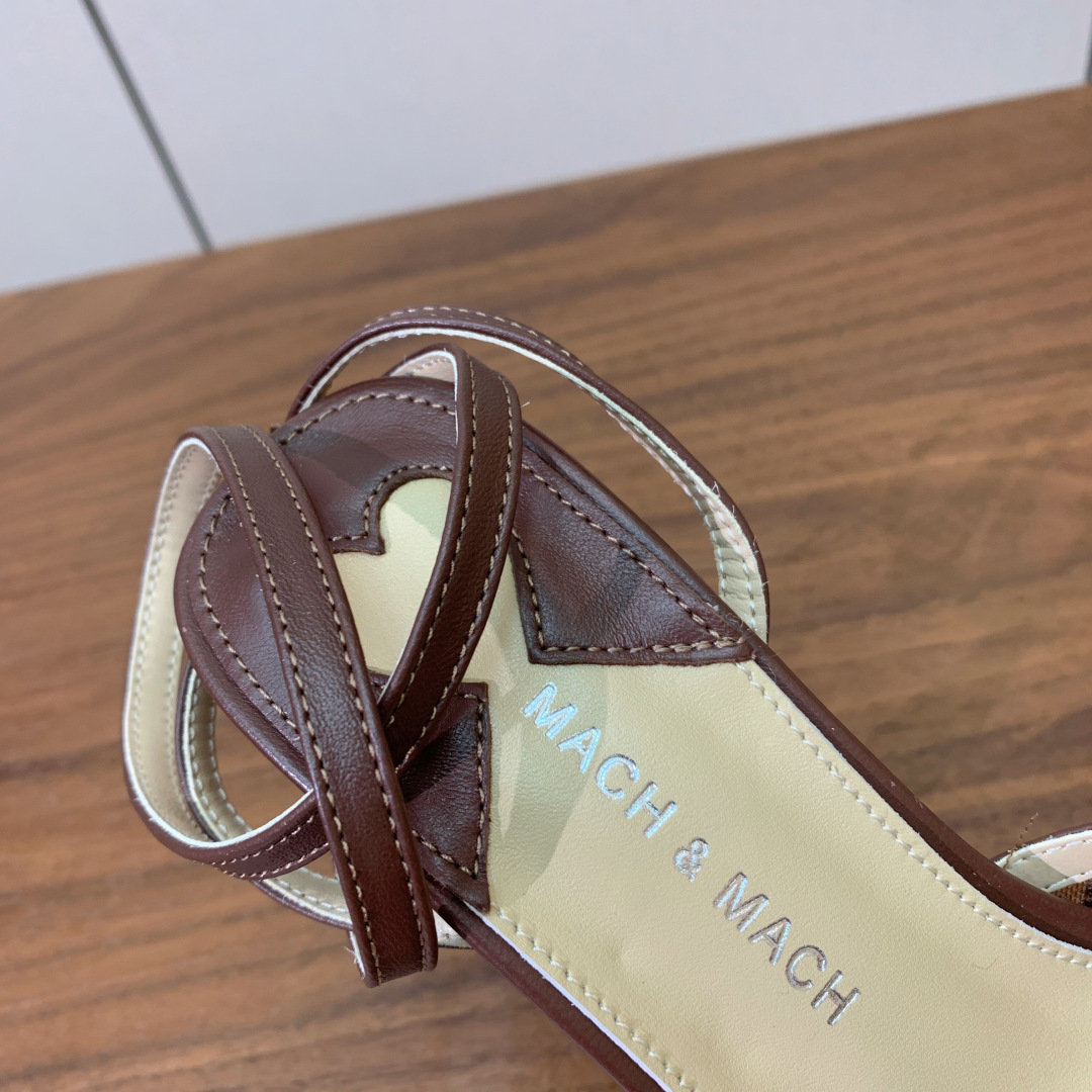 【Mach＆Mach】方头烫钻凉鞋。简约时尚。鞋面羊京、牛皮烫钻。羊皮内里及垫脚。真皮大底。跟高9.5c