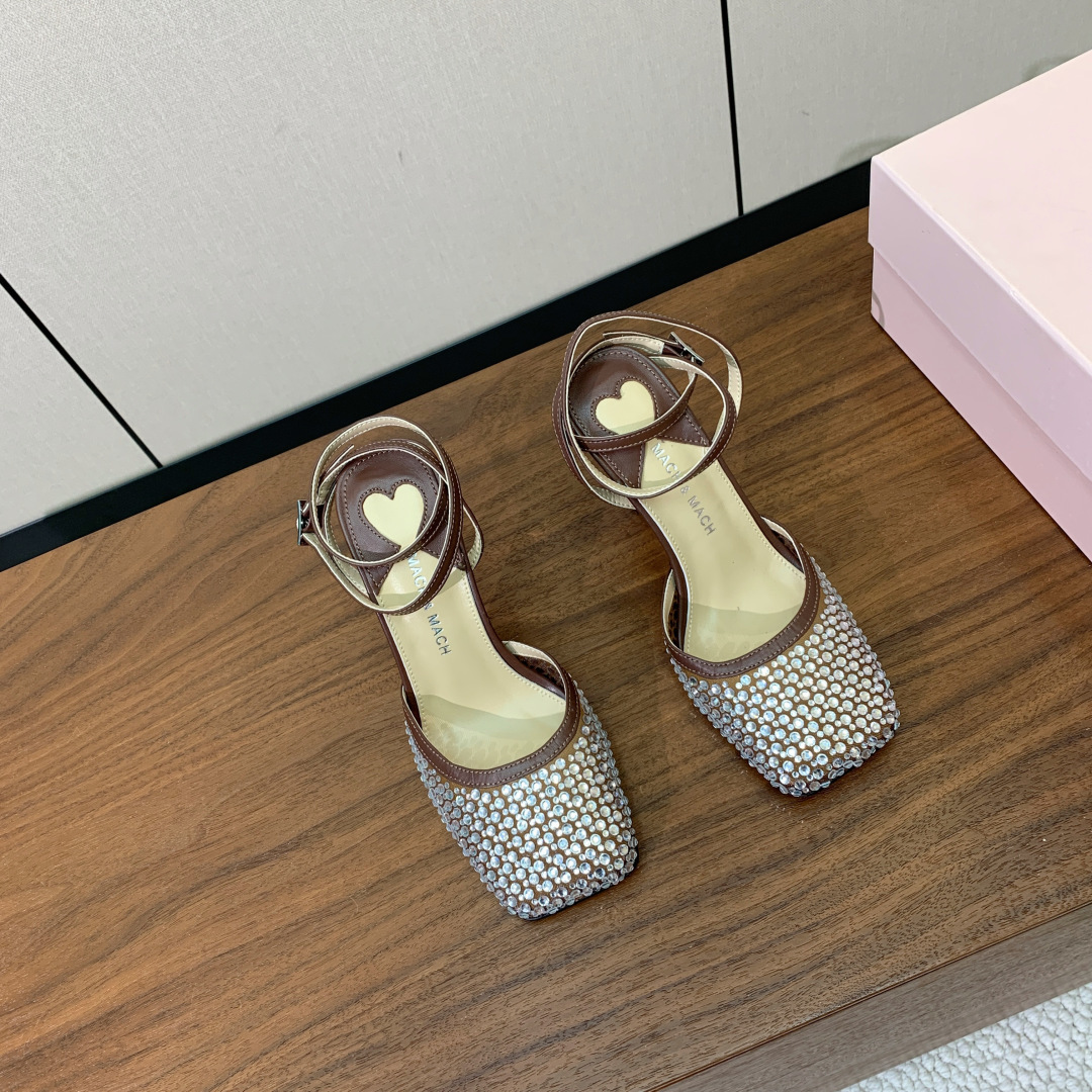 【Mach＆Mach】方头烫钻凉鞋。简约时尚。鞋面羊京、牛皮烫钻。羊皮内里及垫脚。真皮大底。跟高9.5c