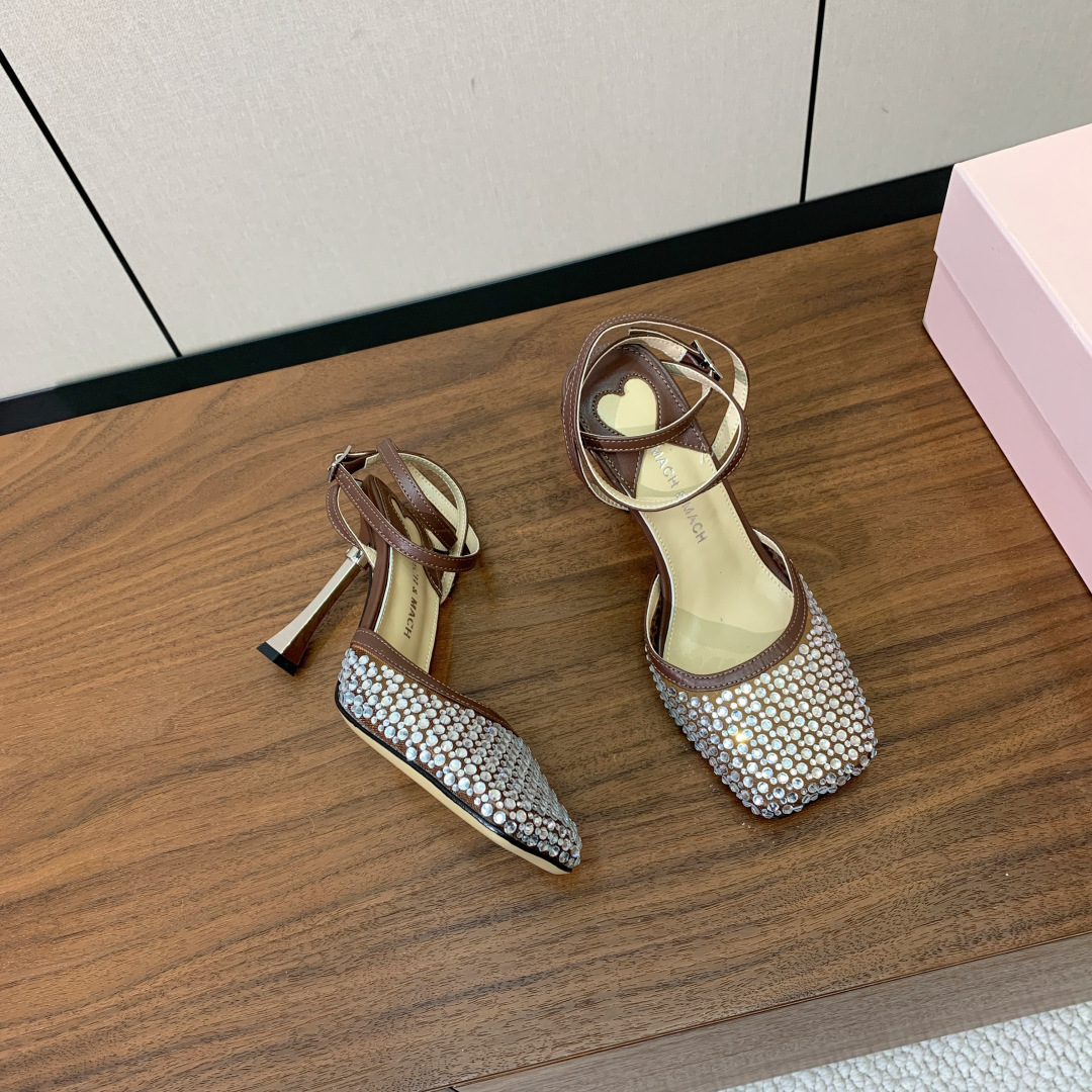 【Mach＆Mach】方头烫钻凉鞋。简约时尚。鞋面羊京、牛皮烫钻。羊皮内里及垫脚。真皮大底。跟高9.5c