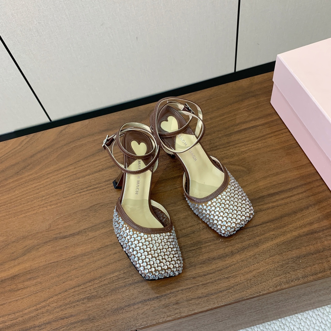 【Mach＆Mach】方头烫钻凉鞋。简约时尚。鞋面羊京、牛皮烫钻。羊皮内里及垫脚。真皮大底。跟高9.5c