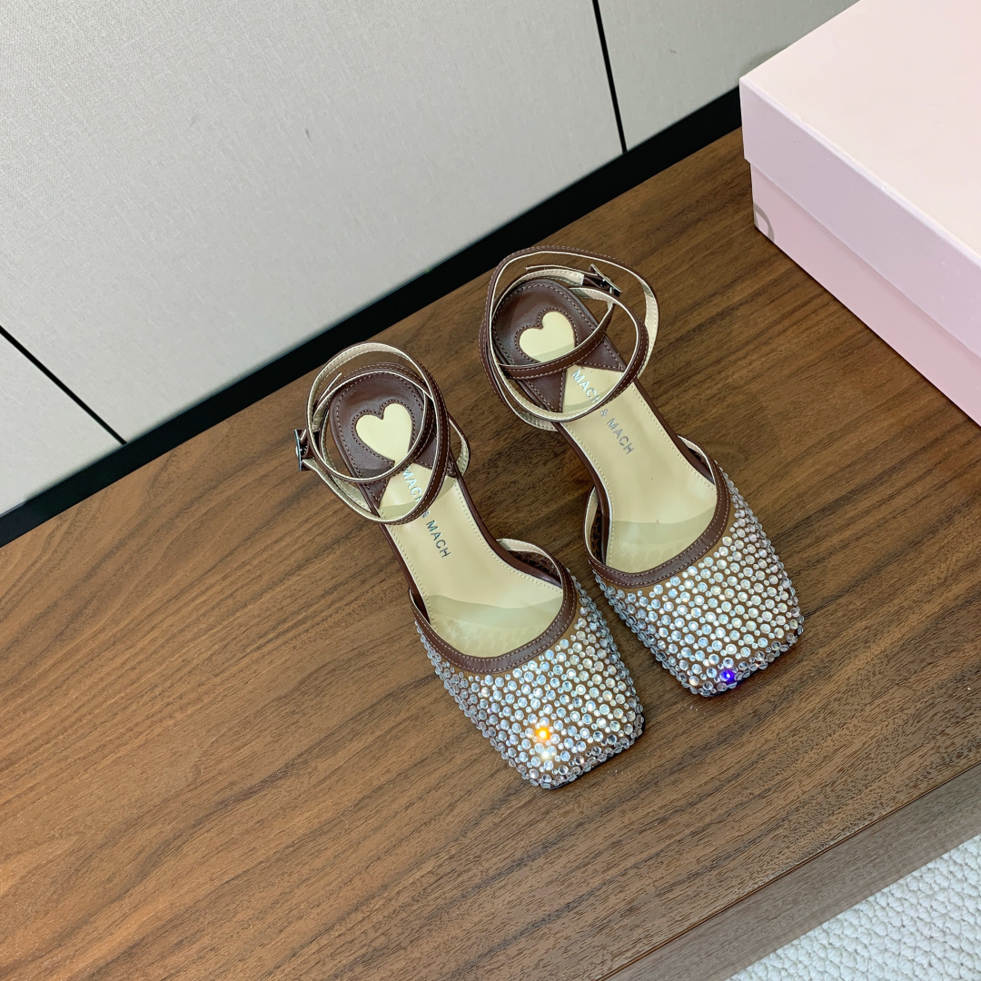 【Mach＆Mach】方头烫钻凉鞋。简约时尚。鞋面羊京、牛皮烫钻。羊皮内里及垫脚。真皮大底。跟高9.5c