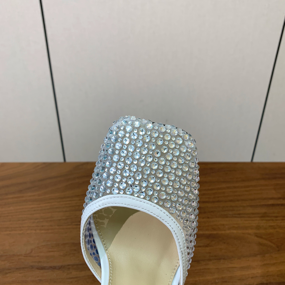 【Mach＆Mach】方头烫钻凉鞋。简约时尚。鞋面羊京、牛皮烫钻。羊皮内里及垫脚。真皮大底。跟高9.5c