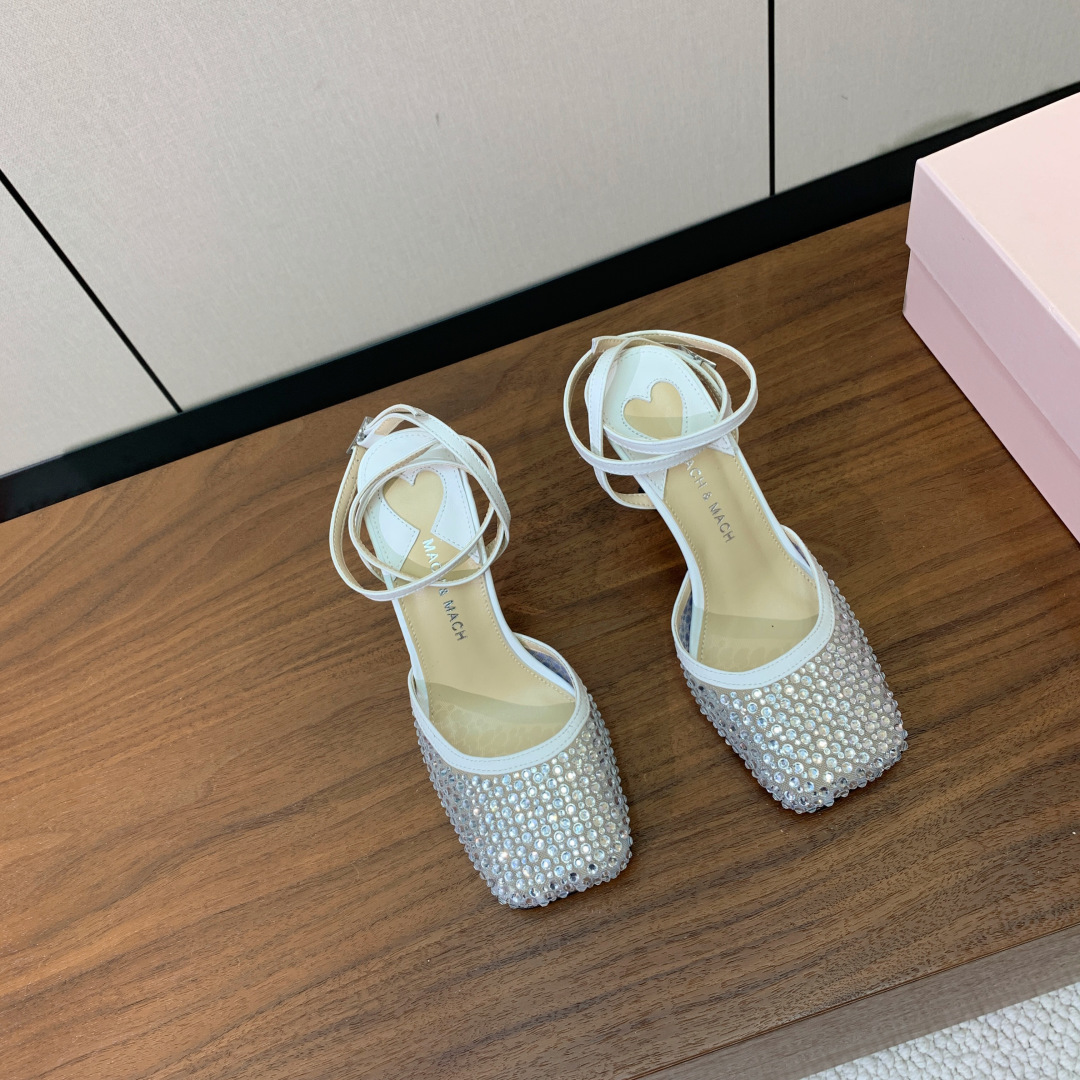 【Mach＆Mach】方头烫钻凉鞋。简约时尚。鞋面羊京、牛皮烫钻。羊皮内里及垫脚。真皮大底。跟高9.5c