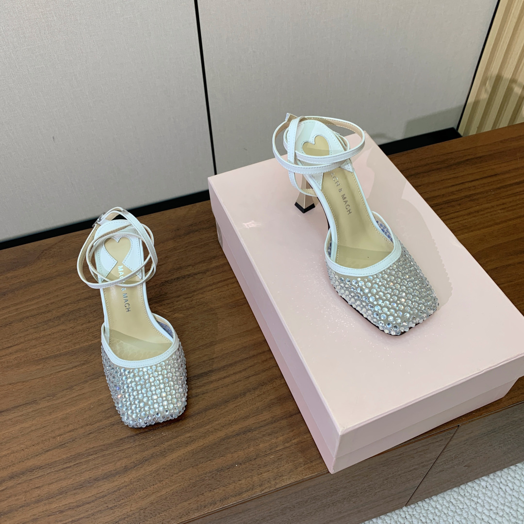 【Mach＆Mach】方头烫钻凉鞋。简约时尚。鞋面羊京、牛皮烫钻。羊皮内里及垫脚。真皮大底。跟高9.5c