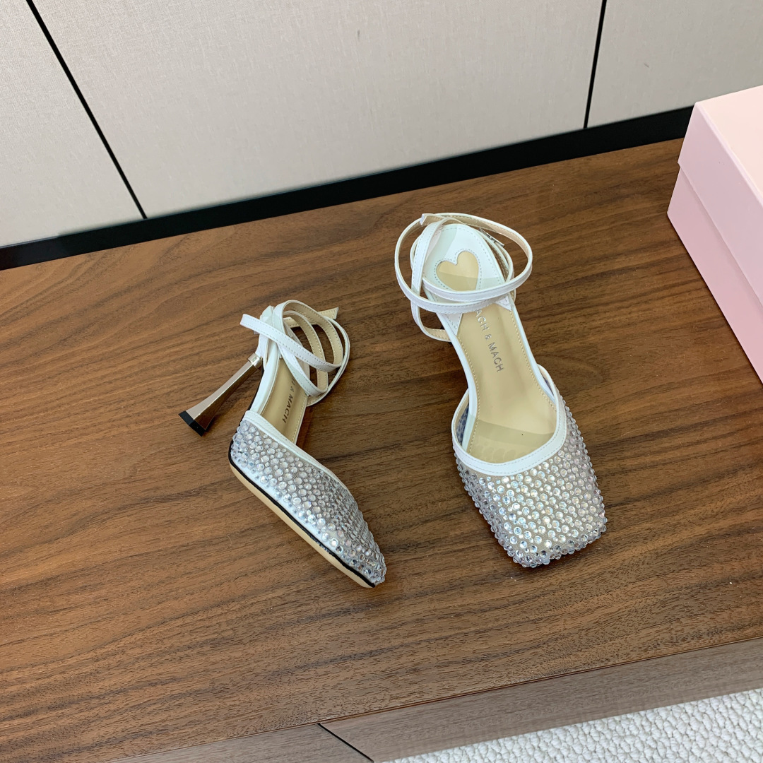 【Mach＆Mach】方头烫钻凉鞋。简约时尚。鞋面羊京、牛皮烫钻。羊皮内里及垫脚。真皮大底。跟高9.5c