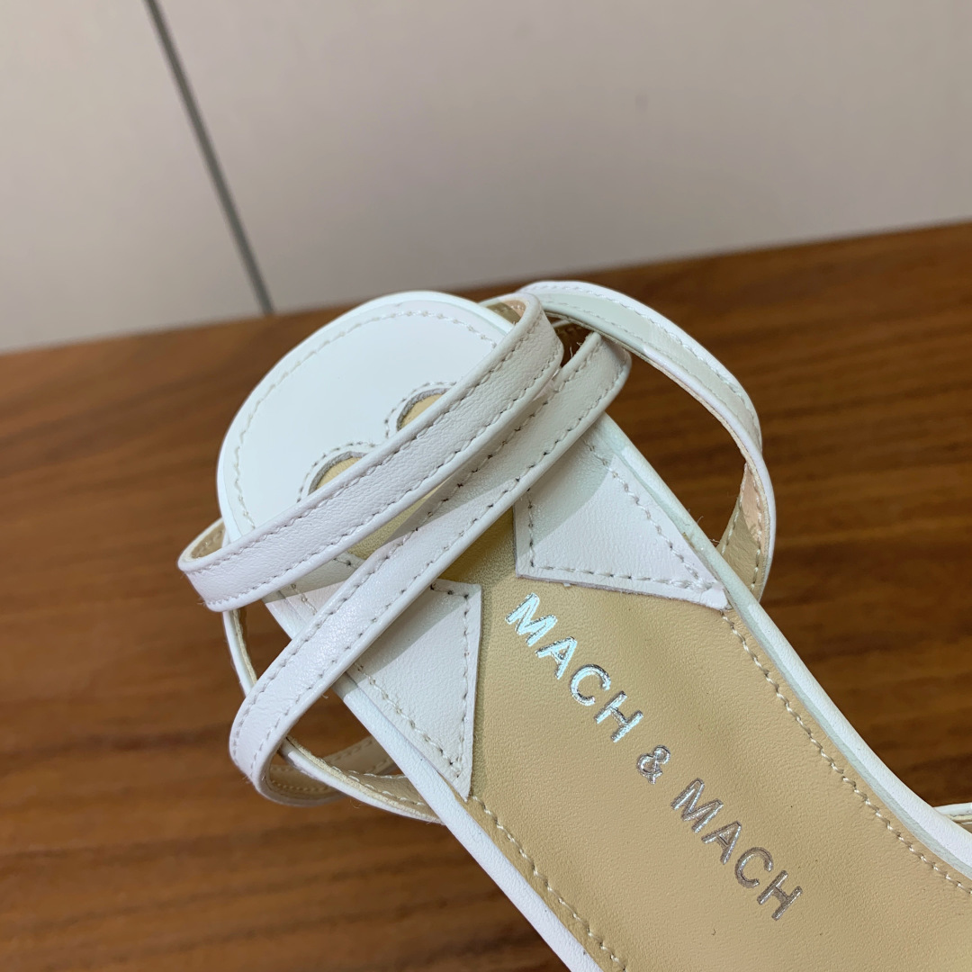 【Mach＆Mach】方头烫钻凉鞋。简约时尚。鞋面羊京、牛皮烫钻。羊皮内里及垫脚。真皮大底。跟高9.5c