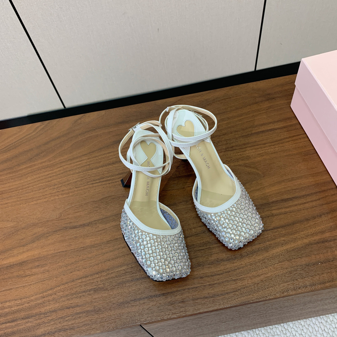 【Mach＆Mach】方头烫钻凉鞋。简约时尚。鞋面羊京、牛皮烫钻。羊皮内里及垫脚。真皮大底。跟高9.5c