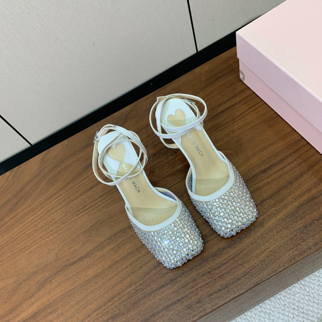 【Mach＆Mach】方头烫钻凉鞋。简约时尚。鞋面羊京、牛皮烫钻。羊皮内里及垫脚。真皮大底。跟高9.5c