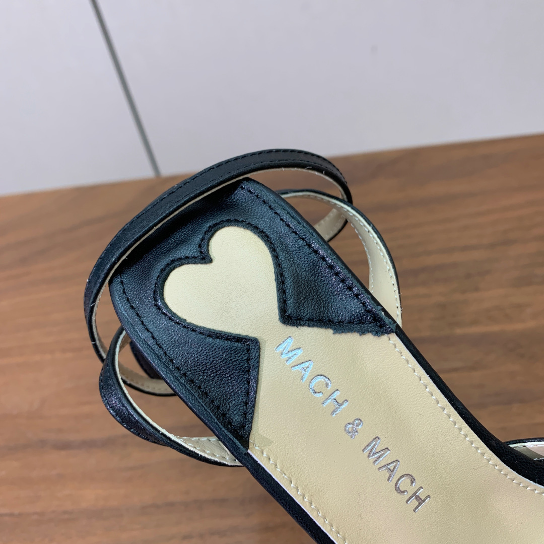 【Mach＆Mach】方头烫钻凉鞋。简约时尚。鞋面羊京、牛皮烫钻。羊皮内里及垫脚。真皮大底。跟高9.5c