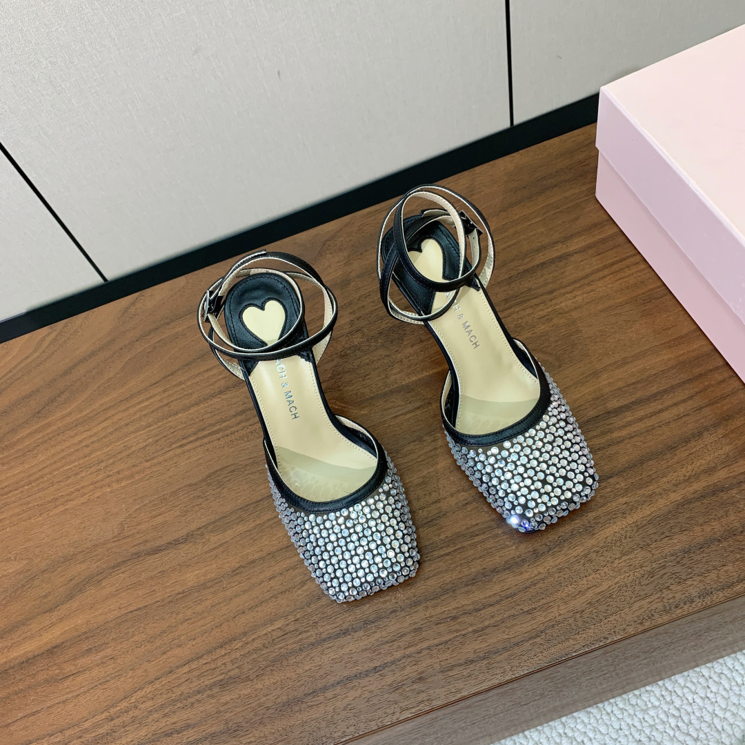 【Mach＆Mach】方头烫钻凉鞋。简约时尚。鞋面羊京、牛皮烫钻。羊皮内里及垫脚。真皮大底。跟高9.5c