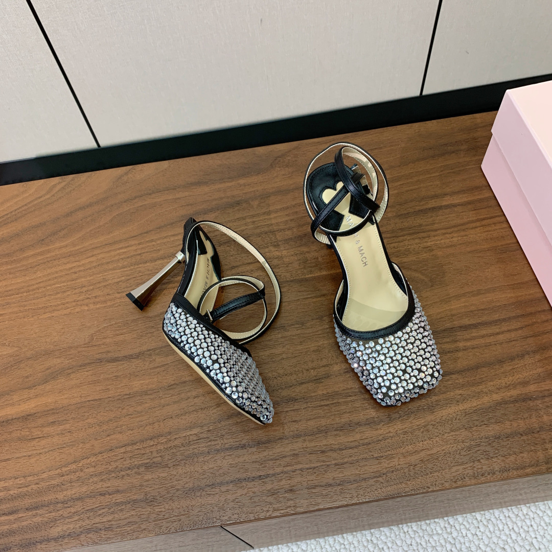 【Mach＆Mach】方头烫钻凉鞋。简约时尚。鞋面羊京、牛皮烫钻。羊皮内里及垫脚。真皮大底。跟高9.5c