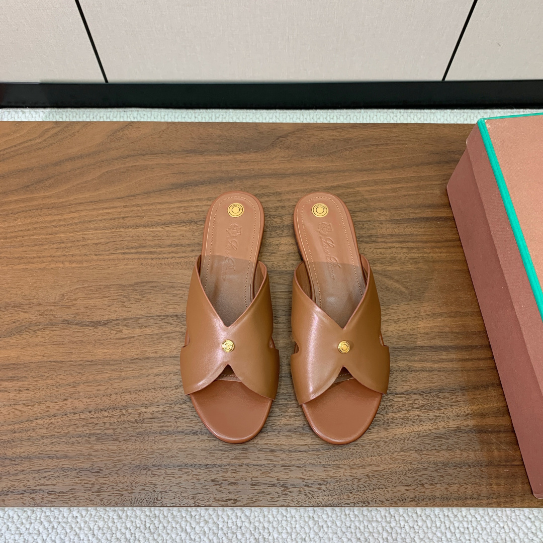 【Loro Piana】经典复古绝美平底拖鞋。简约即时髦、松弛的高级感。感受夏日感高级穿搭。面料采用原版