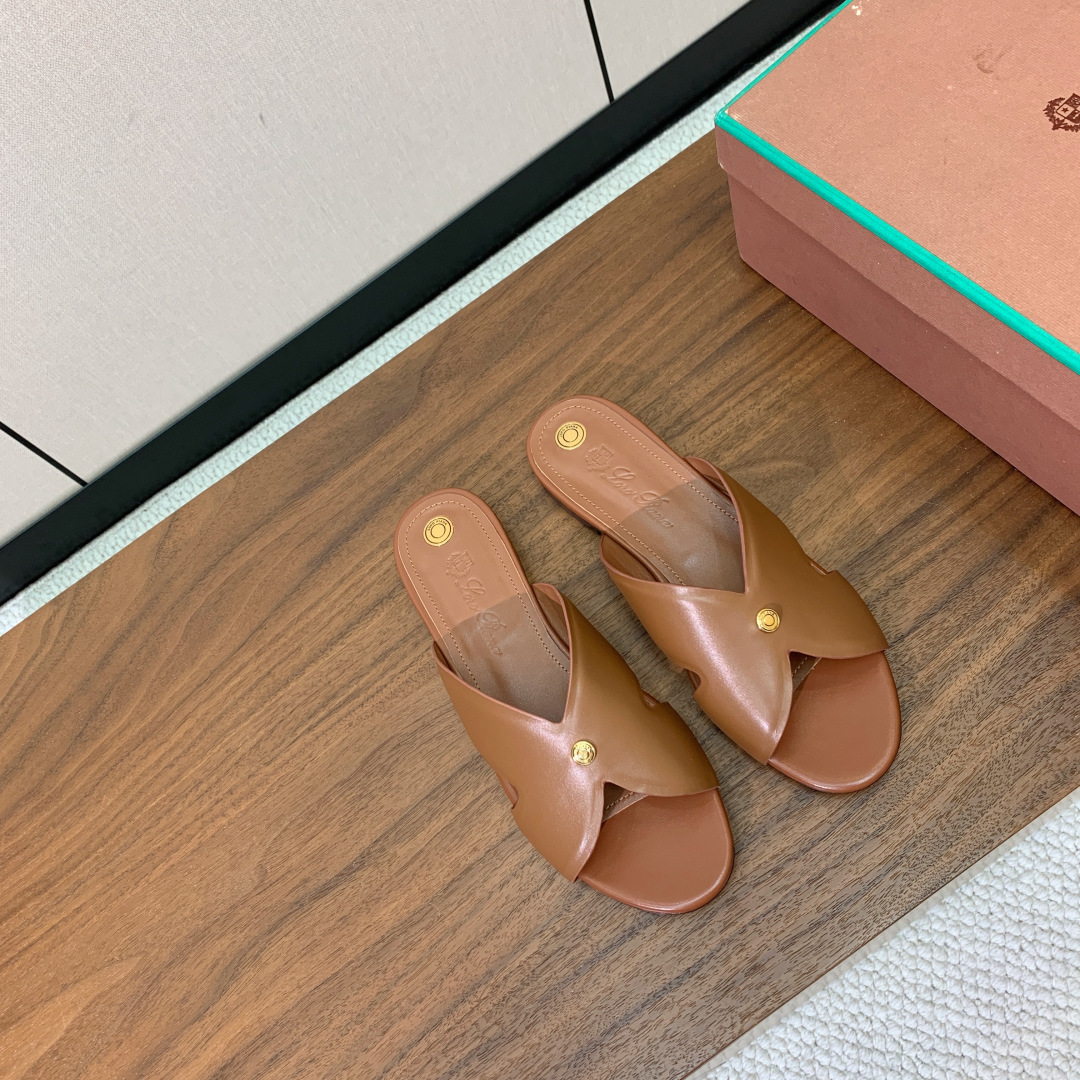 【Loro Piana】经典复古绝美平底拖鞋。简约即时髦、松弛的高级感。感受夏日感高级穿搭。面料采用原版