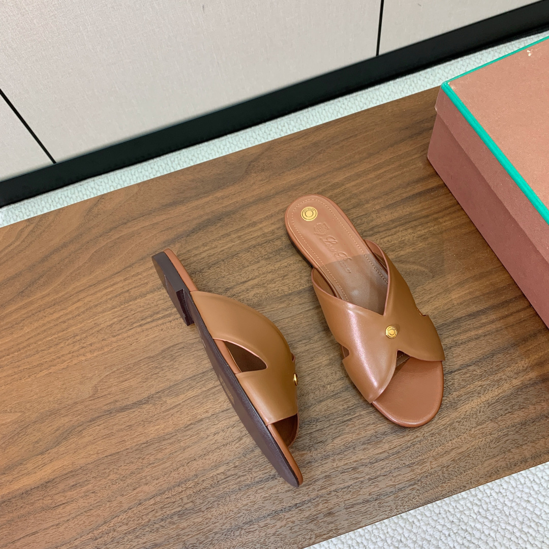【Loro Piana】经典复古绝美平底拖鞋。简约即时髦、松弛的高级感。感受夏日感高级穿搭。面料采用原版