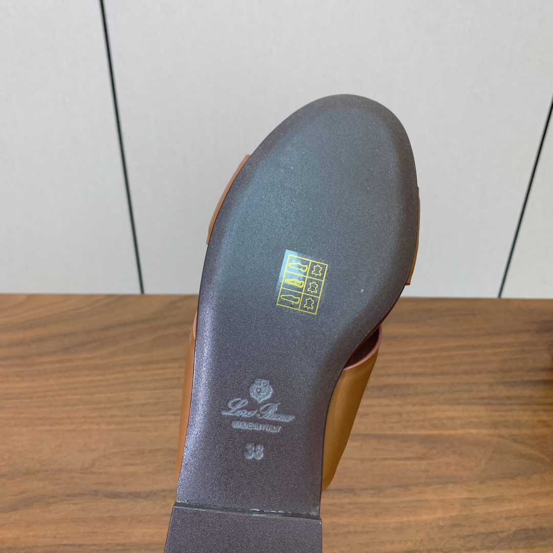 【Loro Piana】经典复古绝美平底拖鞋。简约即时髦、松弛的高级感。感受夏日感高级穿搭。面料采用原版