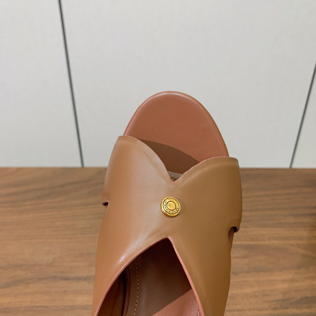 【Loro Piana】经典复古绝美平底拖鞋。简约即时髦、松弛的高级感。感受夏日感高级穿搭。面料采用原版