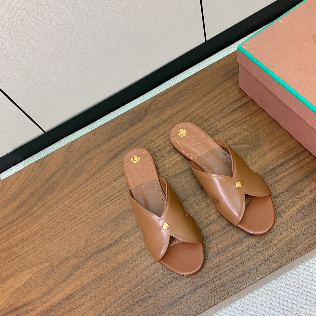 【Loro Piana】经典复古绝美平底拖鞋。简约即时髦、松弛的高级感。感受夏日感高级穿搭。面料采用原版