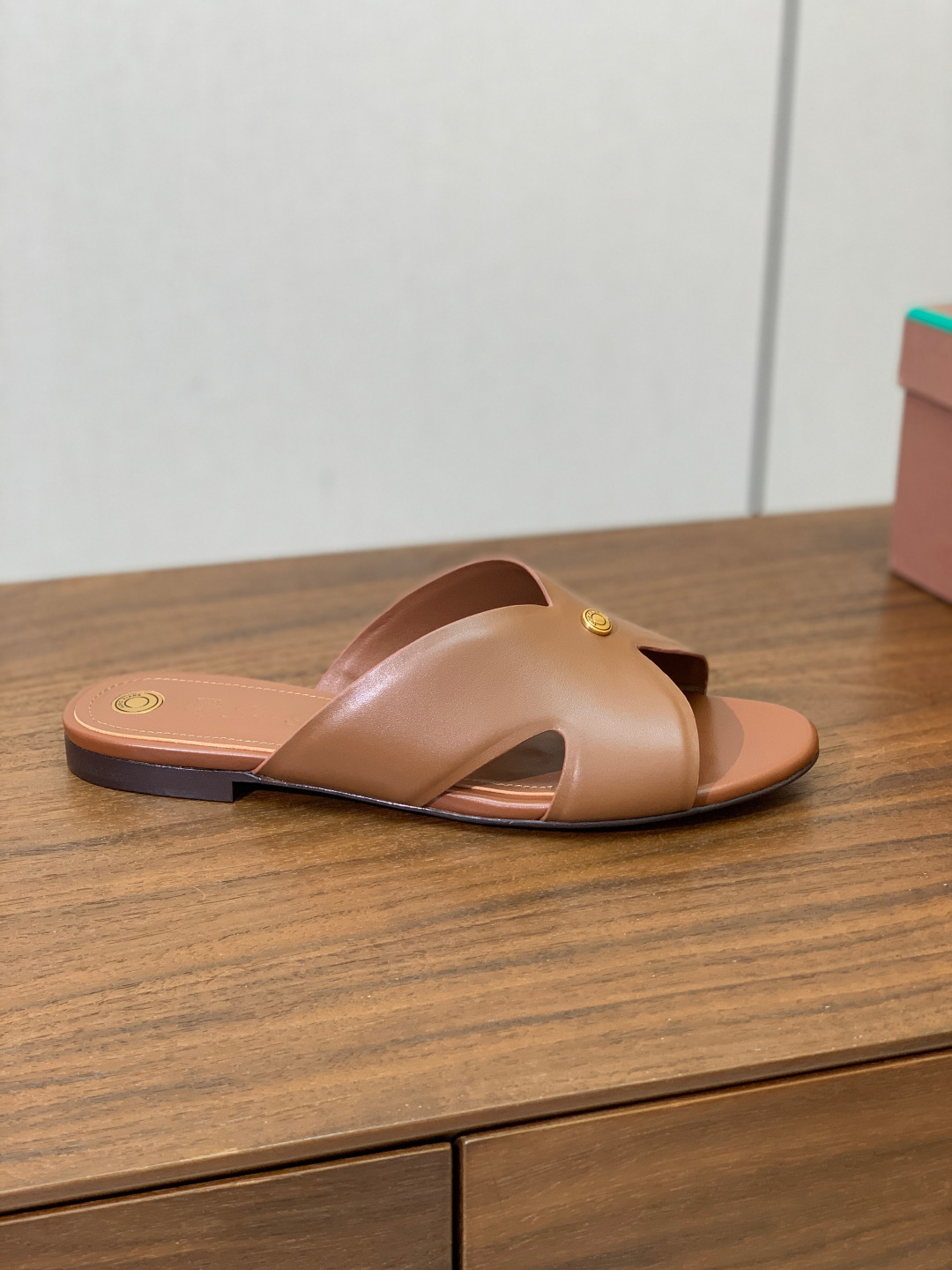【Loro Piana】经典复古绝美平底拖鞋。简约即时髦、松弛的高级感。感受夏日感高级穿搭。面料采用原版