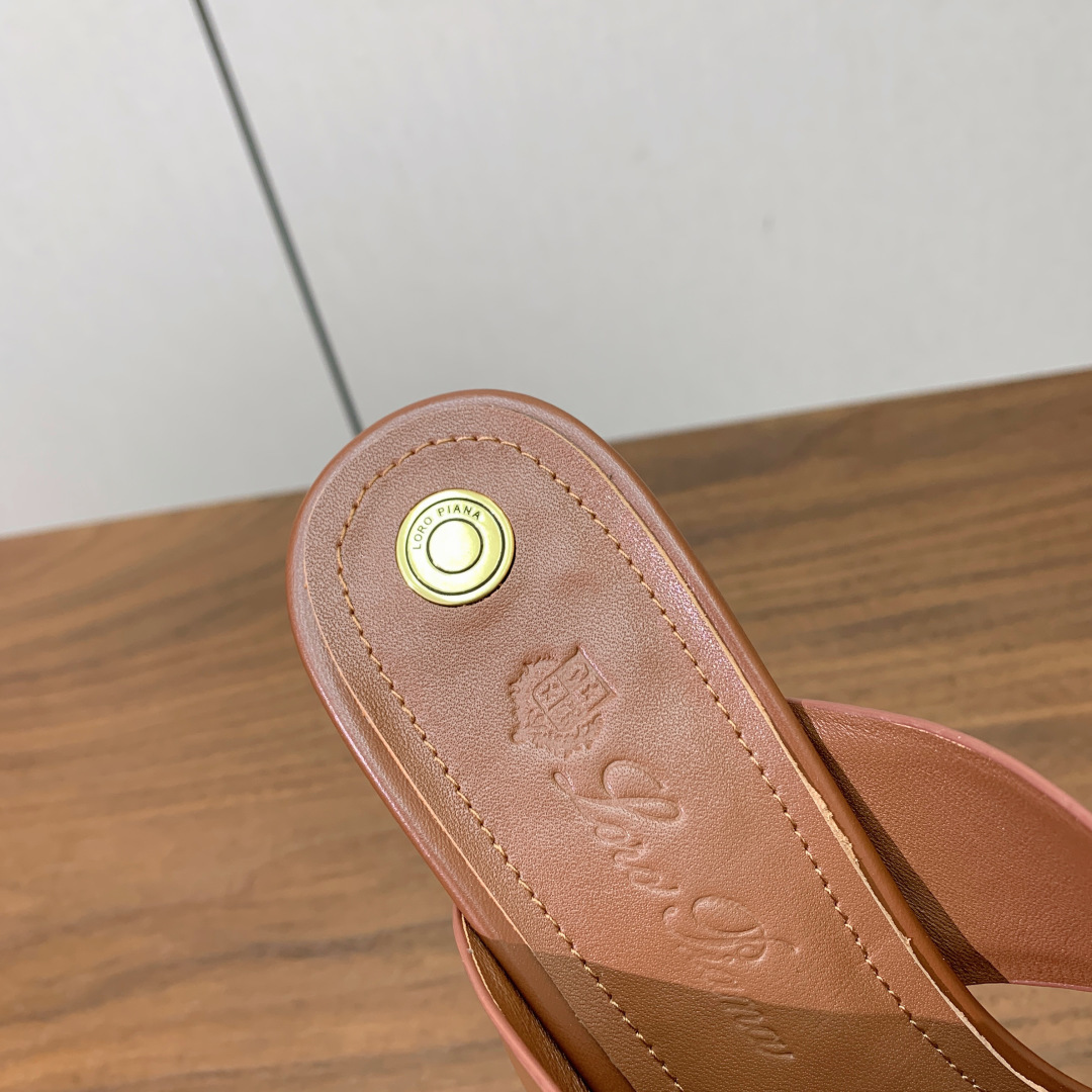 【Loro Piana】经典复古绝美坡跟拖鞋。简约即时髦、松弛的高级感。感受夏日感高级穿搭。面料采用原版