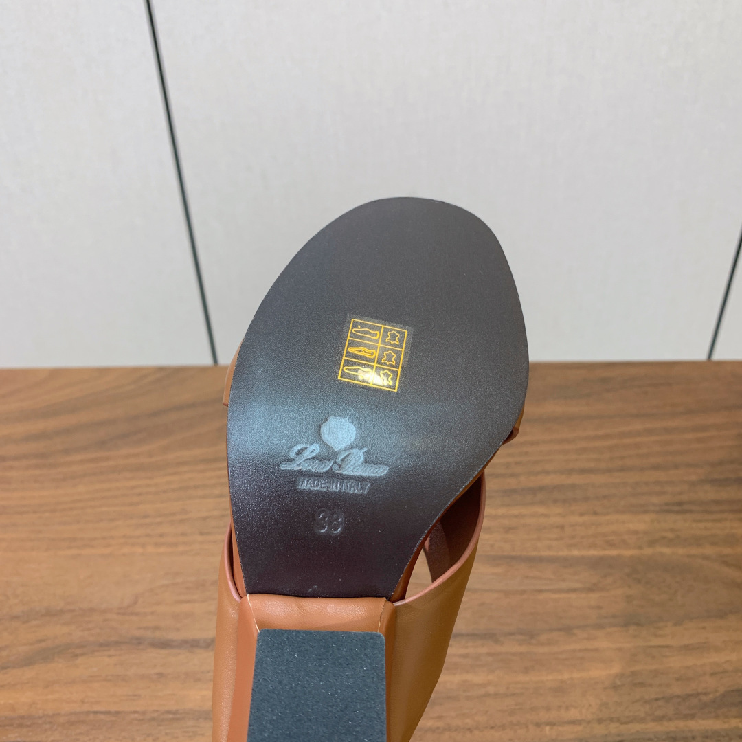 【Loro Piana】经典复古绝美坡跟拖鞋。简约即时髦、松弛的高级感。感受夏日感高级穿搭。面料采用原版