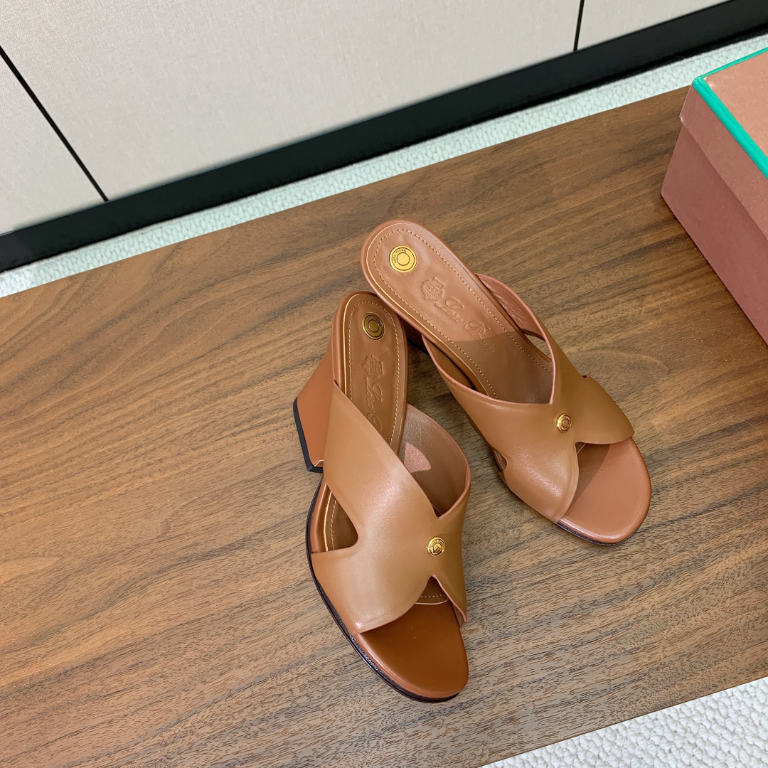 【Loro Piana】经典复古绝美坡跟拖鞋。简约即时髦、松弛的高级感。感受夏日感高级穿搭。面料采用原版