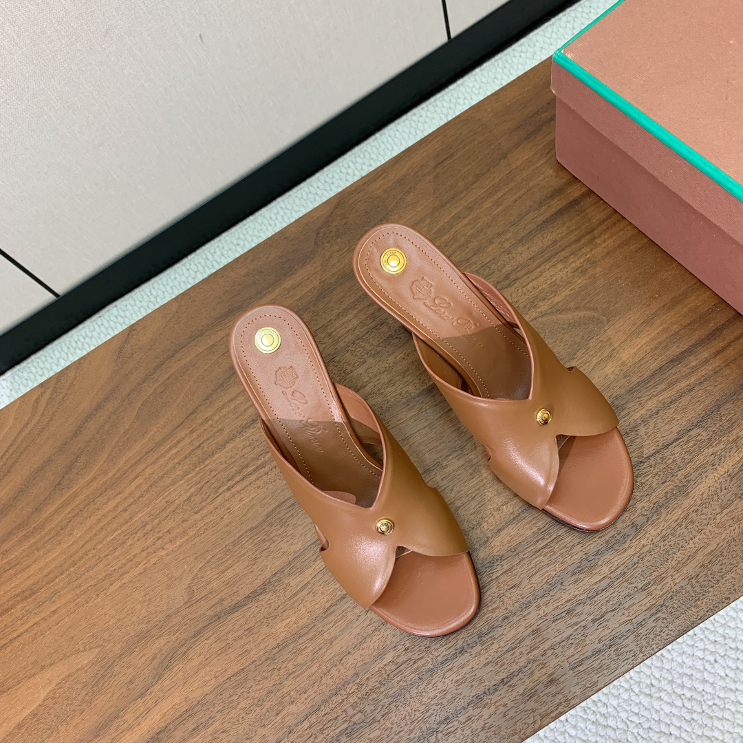 【Loro Piana】经典复古绝美坡跟拖鞋。简约即时髦、松弛的高级感。感受夏日感高级穿搭。面料采用原版