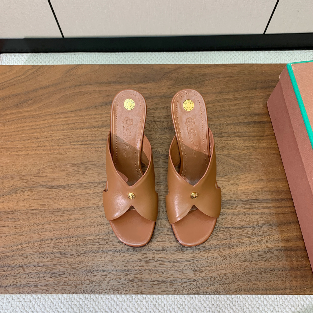【Loro Piana】经典复古绝美坡跟拖鞋。简约即时髦、松弛的高级感。感受夏日感高级穿搭。面料采用原版