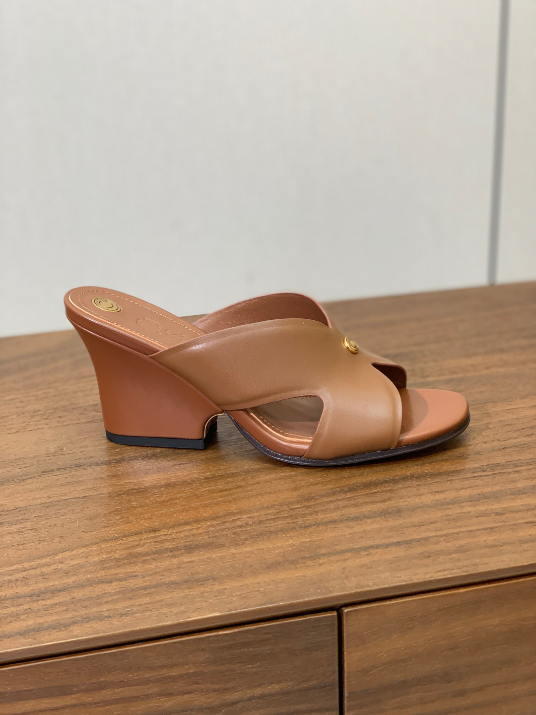 【Loro Piana】经典复古绝美坡跟拖鞋。简约即时髦、松弛的高级感。感受夏日感高级穿搭。面料采用原版