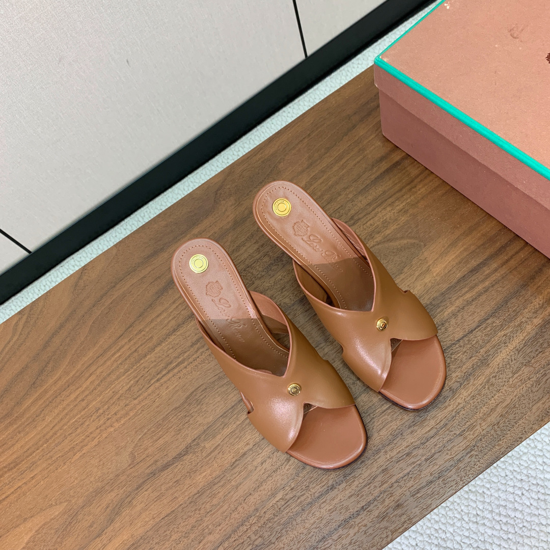 【Loro Piana】经典复古绝美坡跟拖鞋。简约即时髦、松弛的高级感。感受夏日感高级穿搭。面料采用原版